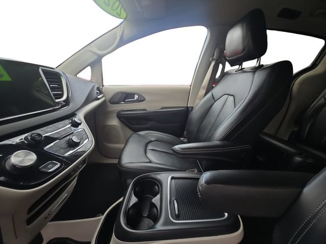 Used 2024 Chrysler Pacifica Touring-L FWD image 11