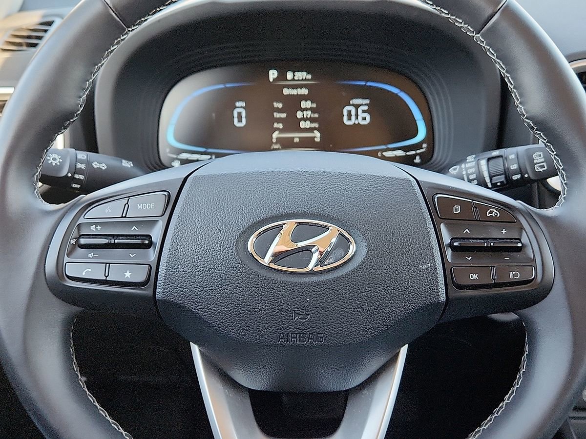 Used 2025 Hyundai Venue SEL image 11