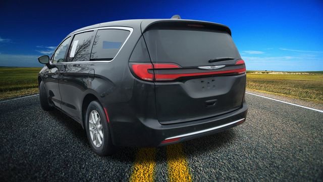 Certified 2024 Chrysler Pacifica Touring-L image 30