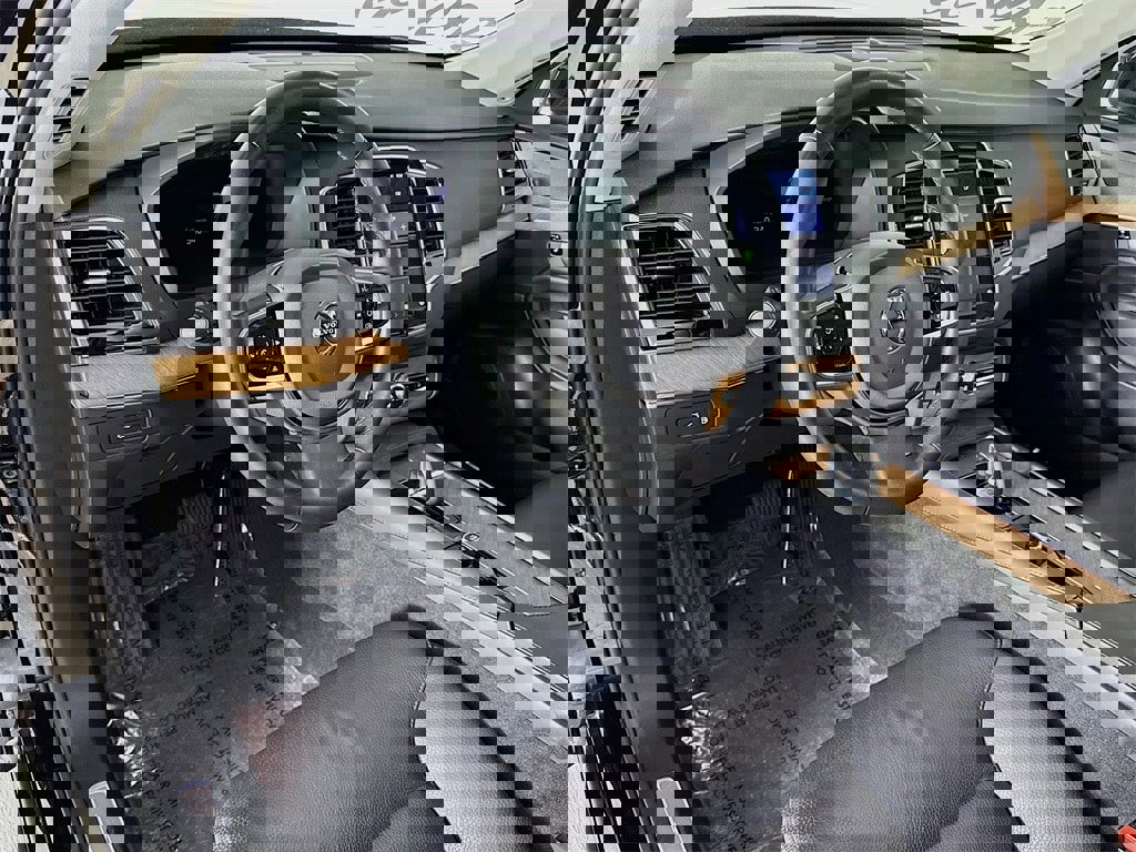 Certified 2024 Volvo XC90 T8 Plus image 9