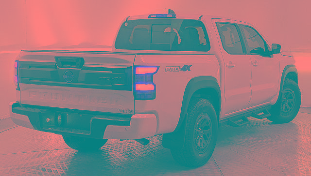 Used 2025 Nissan Frontier PRO-4X AWD/4WD image 3