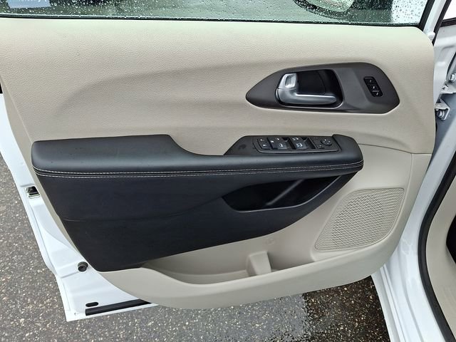 Used 2024 Chrysler Pacifica Touring-L image 10