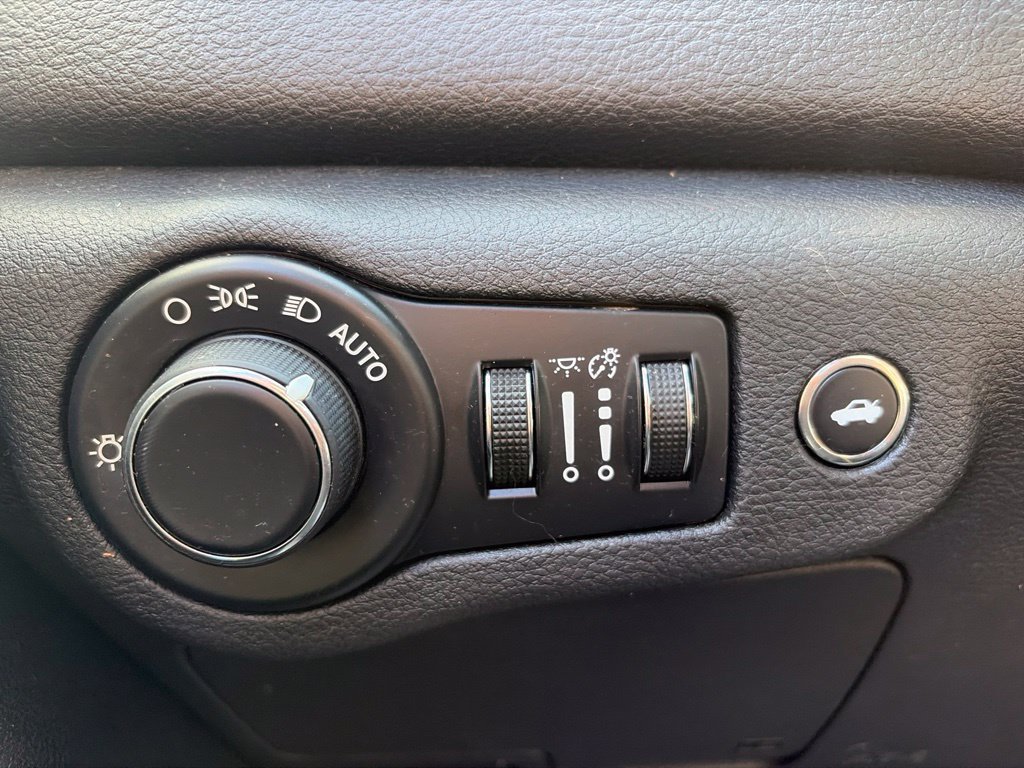 Used 2015 Chrysler 200 Limited w/ Convenience Group FWD image 11