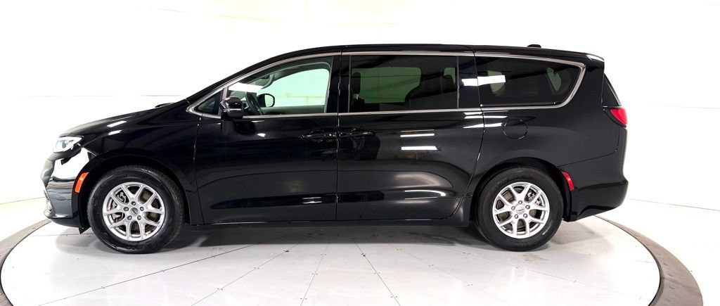 Used 2024 Chrysler Pacifica Touring-L FWD image 7