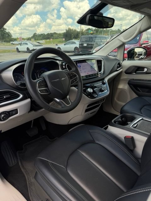 Used 2024 Chrysler Pacifica Touring-L FWD image 25