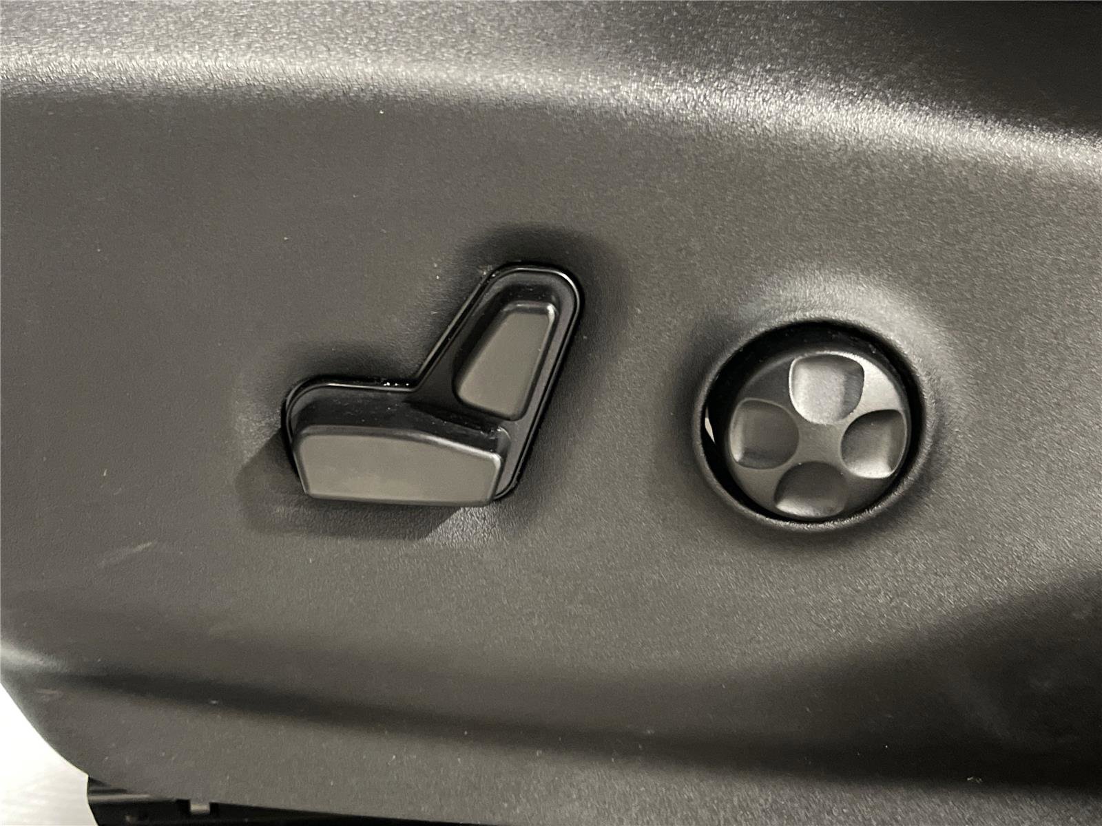 Used 2024 Chrysler Pacifica Touring-L image 9