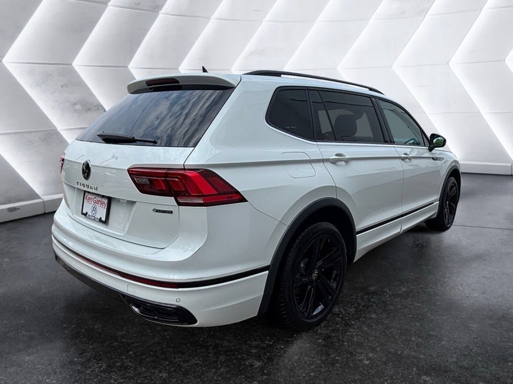 Used 2024 Volkswagen Tiguan SE R-Line AWD/4WD image 4