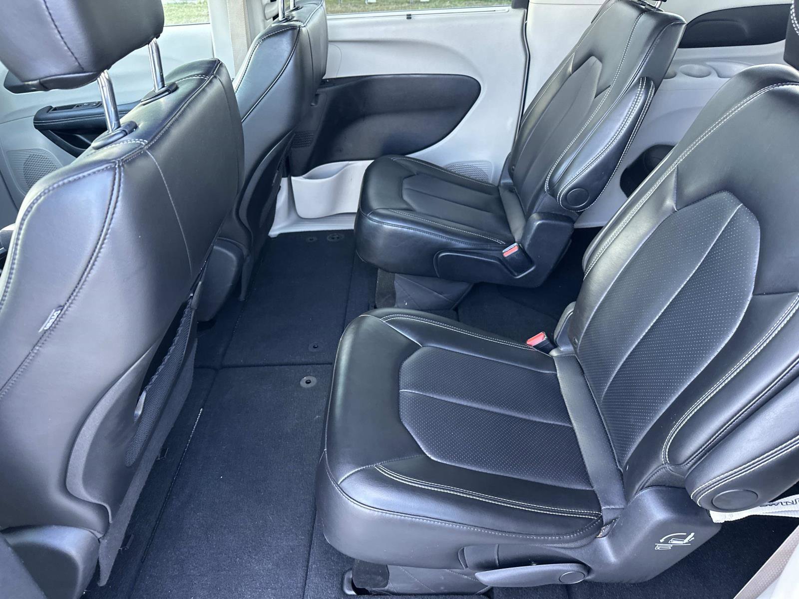 Used 2024 Chrysler Pacifica Touring-L FWD image 18