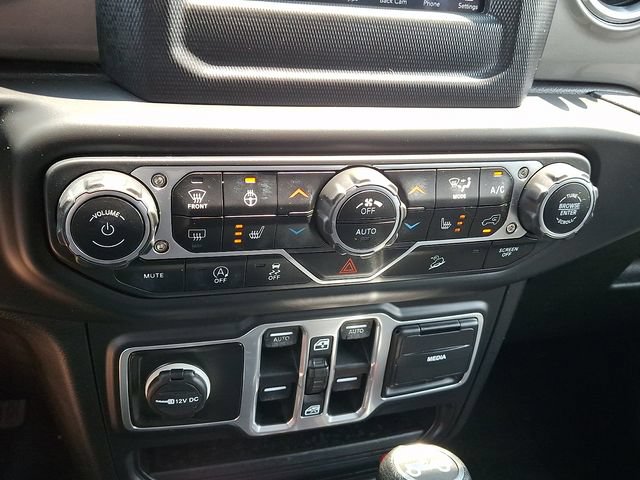 Used 2018 Jeep Wrangler Unlimited Sahara w/ Cold Weather Group AWD/4WD image 15