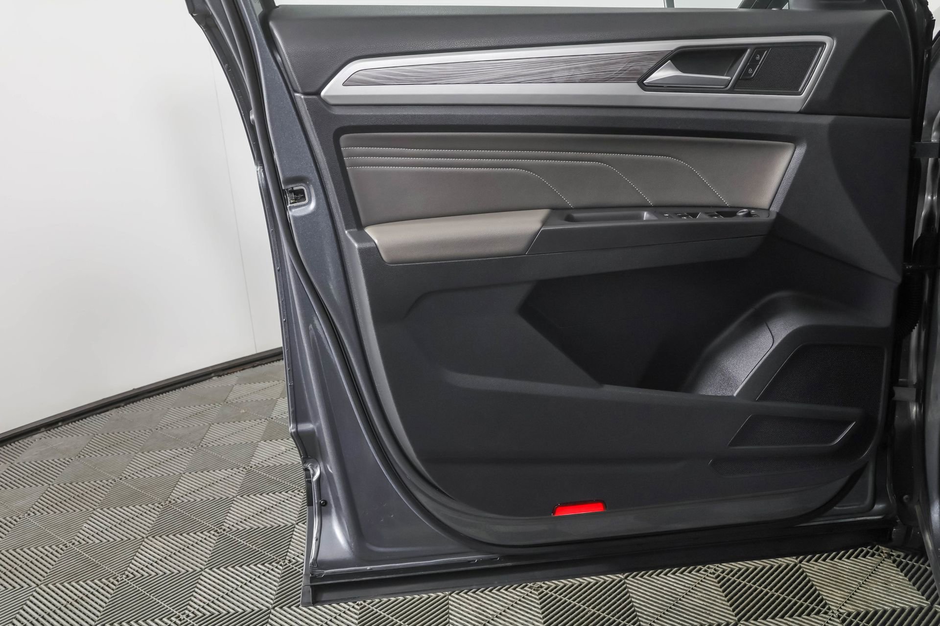 Used 2022 Volkswagen Atlas Cross Sport SE image 32