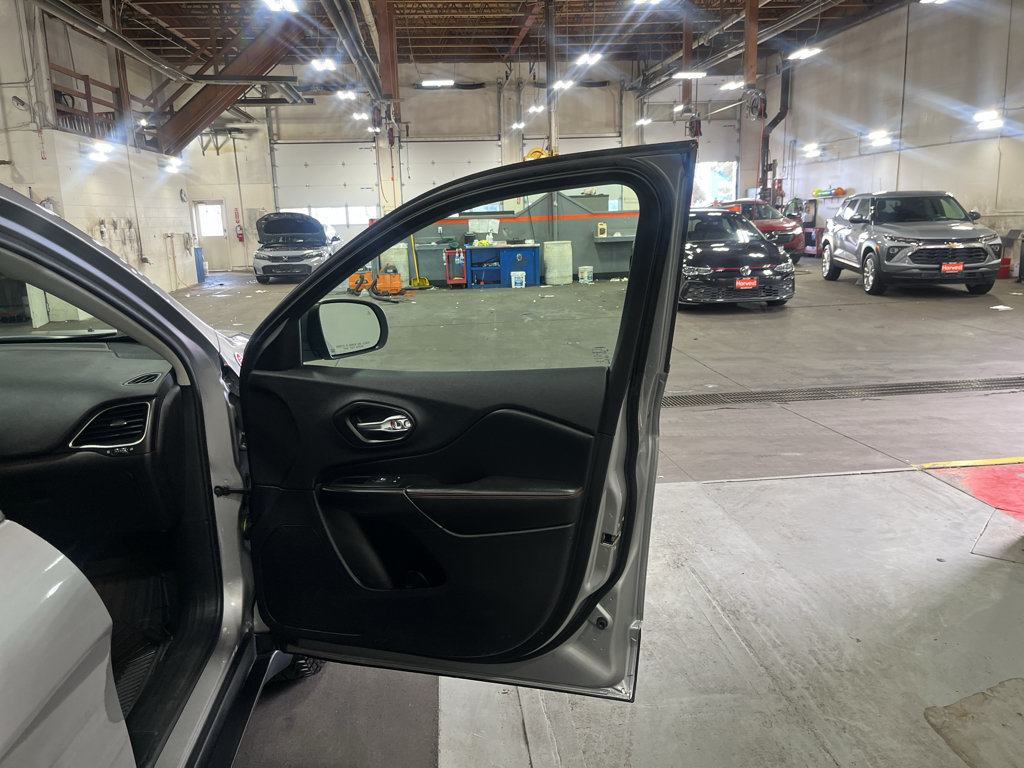 Used 2020 Jeep Cherokee Trailhawk AWD/4WD image 23