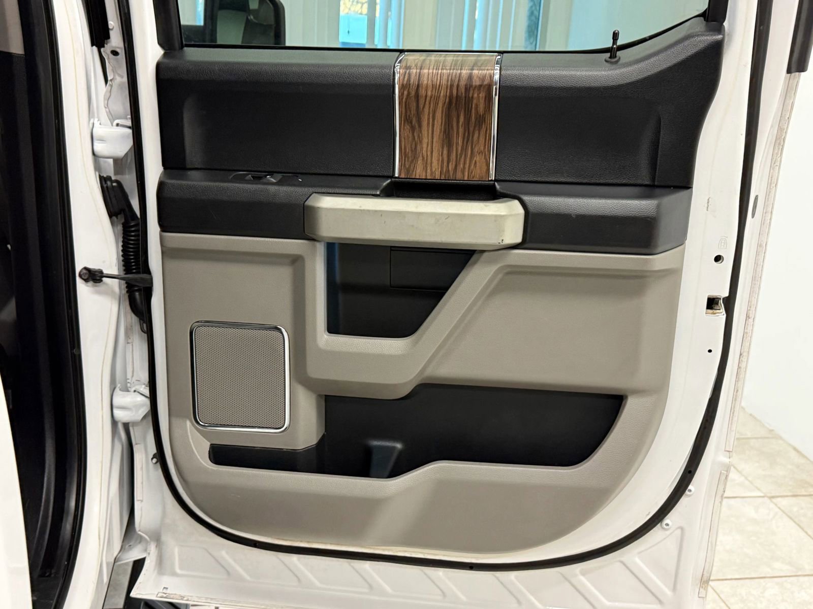 Used 2018 Ford F150 Lariat w/ Trailer Tow Package image 19