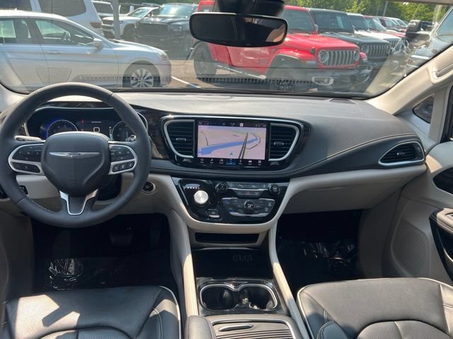 Used 2024 Chrysler Pacifica Limited AWD/4WD image 23