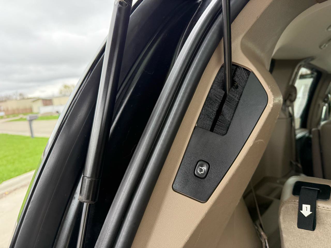 Used 2011 Chrysler Town & Country Touring-L w/ Entertainment Group #2 FWD image 22