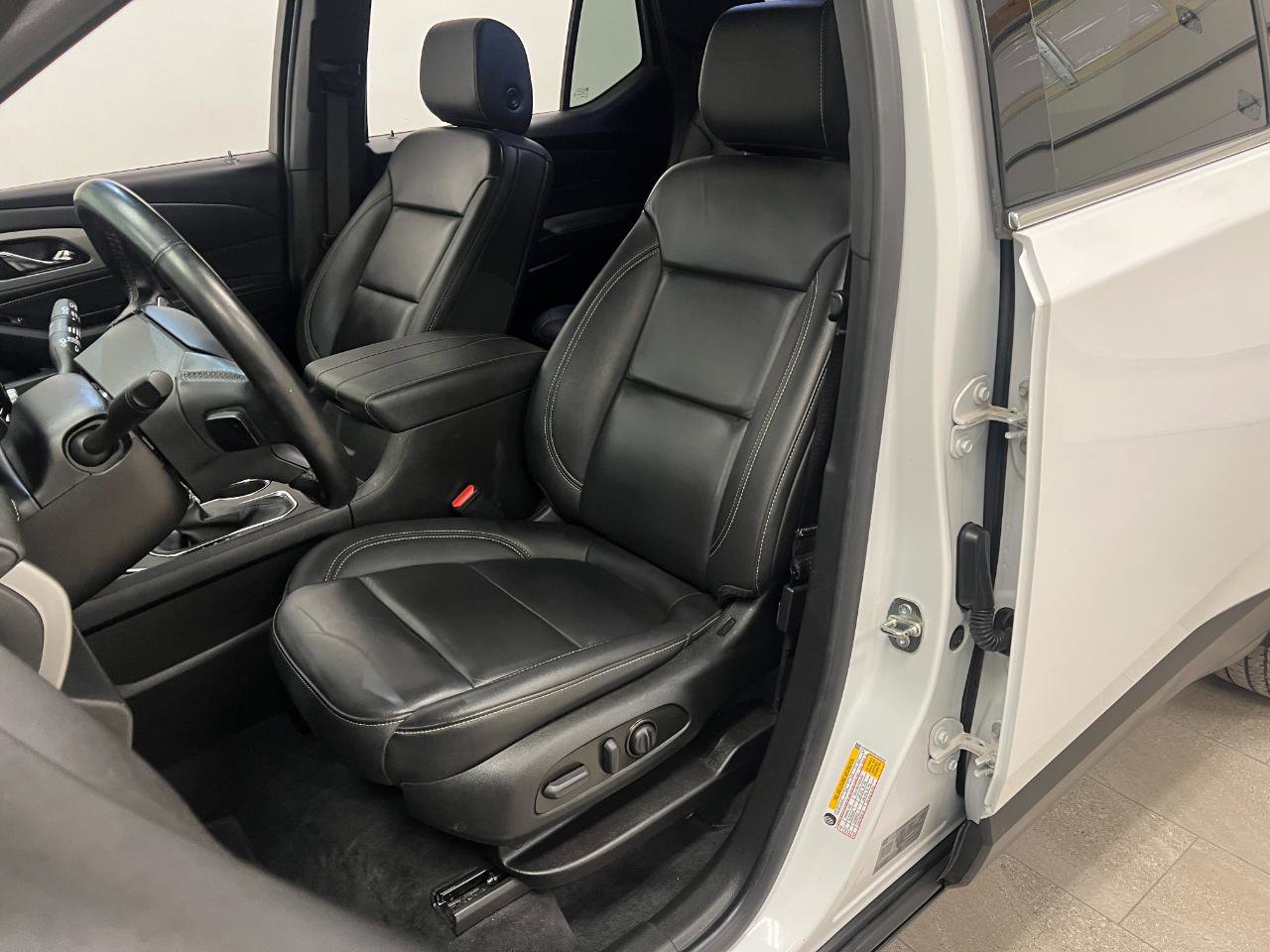 Used 2023 Chevrolet Traverse LT FWD image 23