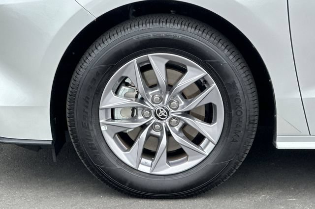 Certified 2026 Toyota Sienna XLE FWD image 32