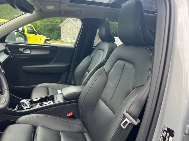 Used 2024 Volvo XC40 B5 Plus AWD/4WD image 3