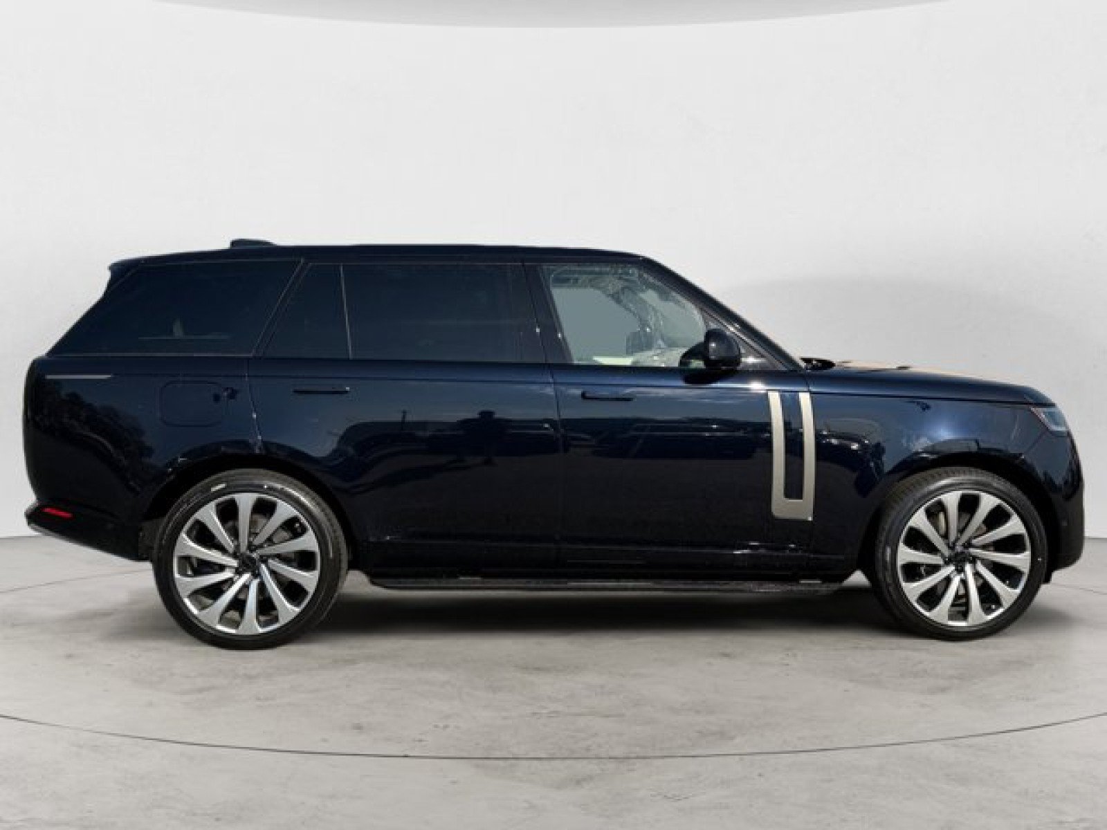 New 2026 Land Rover Range Rover Long Wheelbase SE AWD/4WD image 3