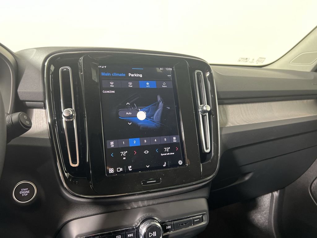 Certified 2025 Volvo XC40 B5 Plus w/ Protection Package Premier image 19