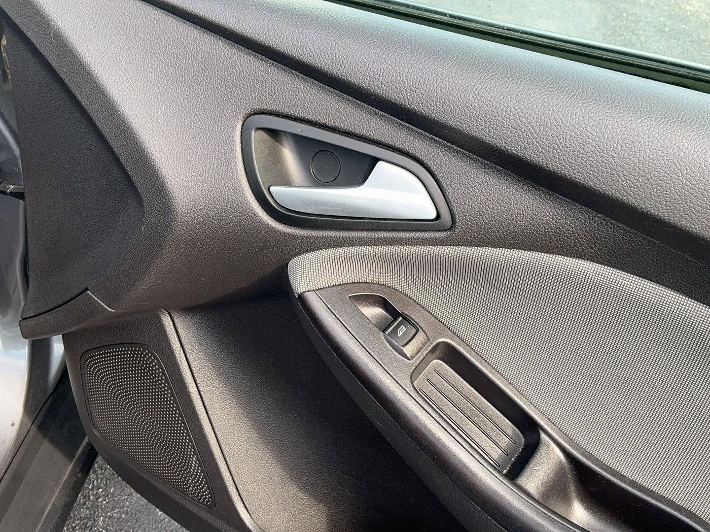 Used 2013 Ford Focus SE w/ SE Winter Pkg FWD image 27