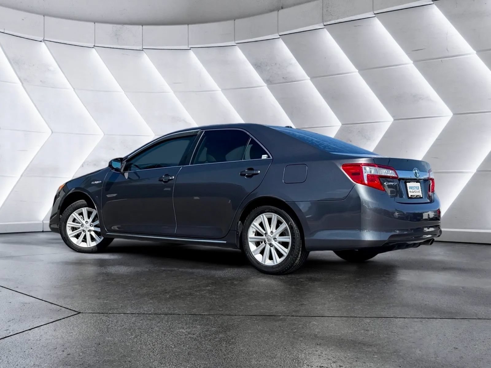 Used 2014 Toyota Camry XLE w/ Leather Package FWD image 6