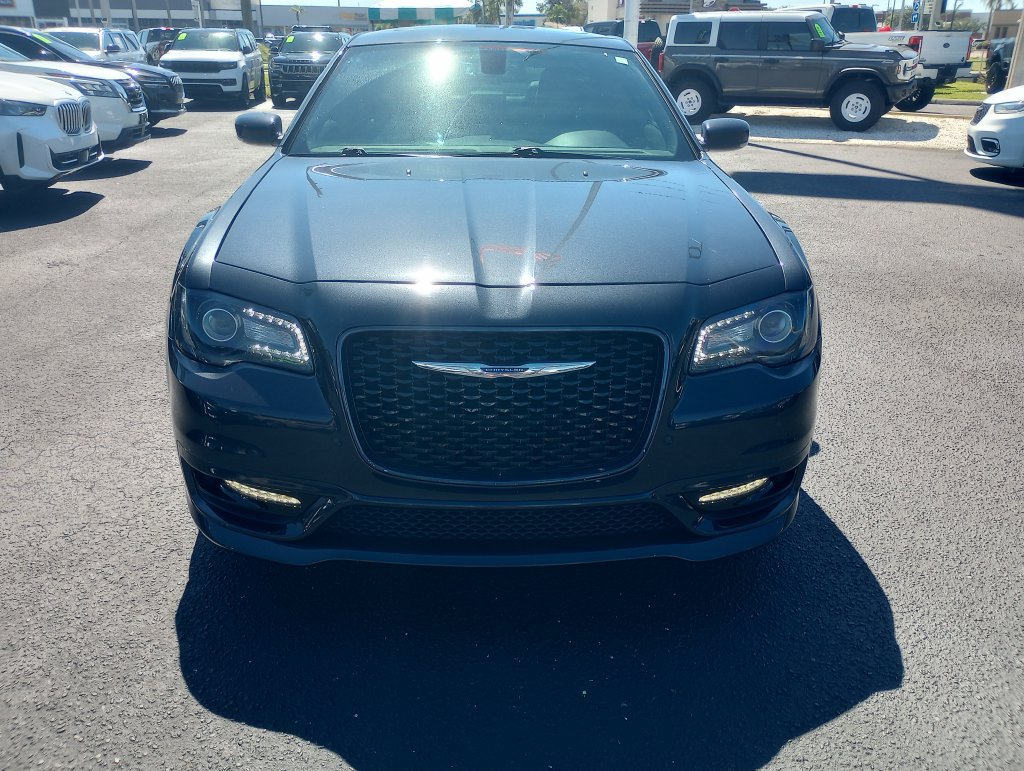 Used 2018 Chrysler 300 S w/ 300S Premium Group RWD image 2