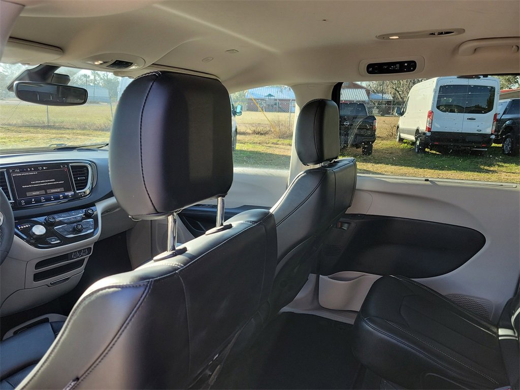 Used 2023 Chrysler Pacifica Touring-L image 29