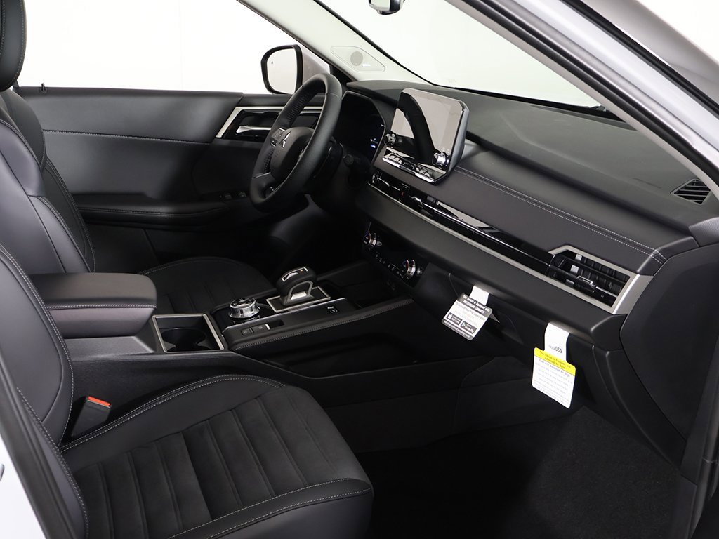 New 2025 Mitsubishi Outlander SE image 29
