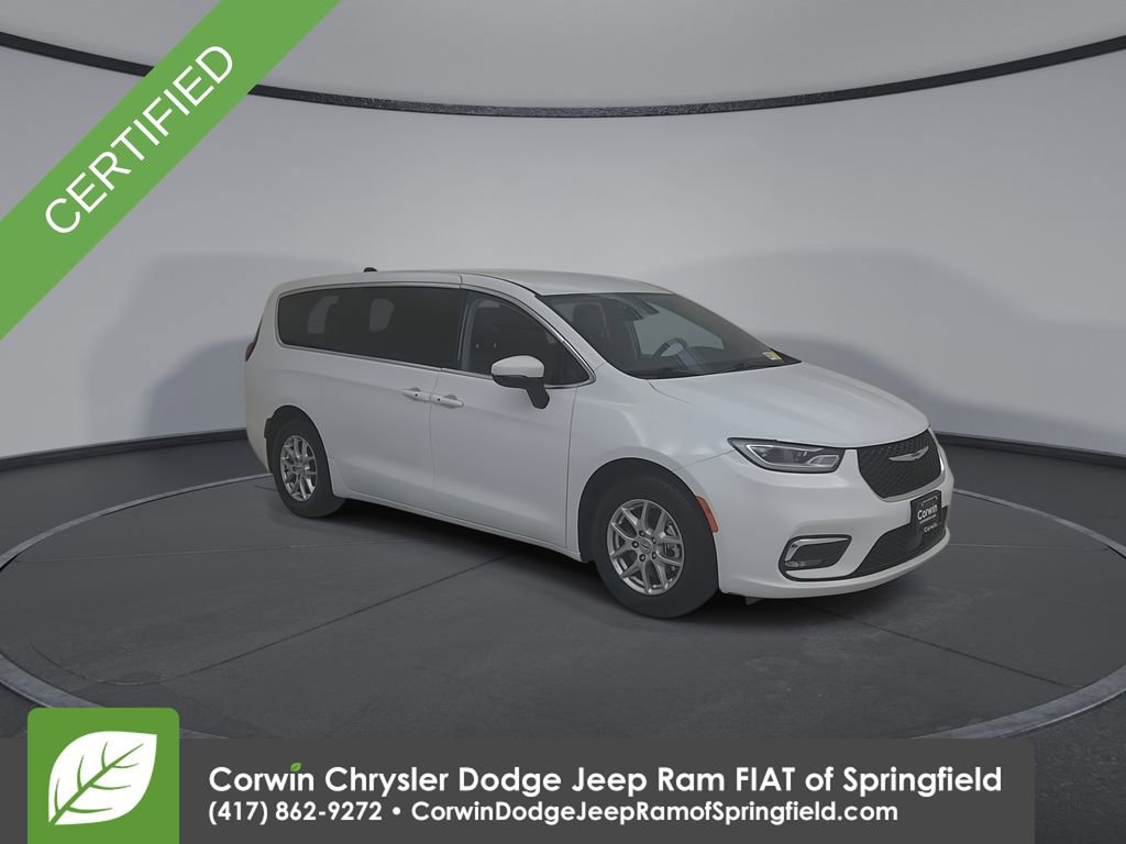 Certified 2023 Chrysler Pacifica Touring-L image 3