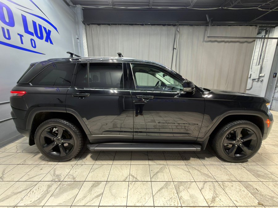Used 2023 Jeep Grand Cherokee Limited w/ Black Appearance Package AWD/4WD image 6