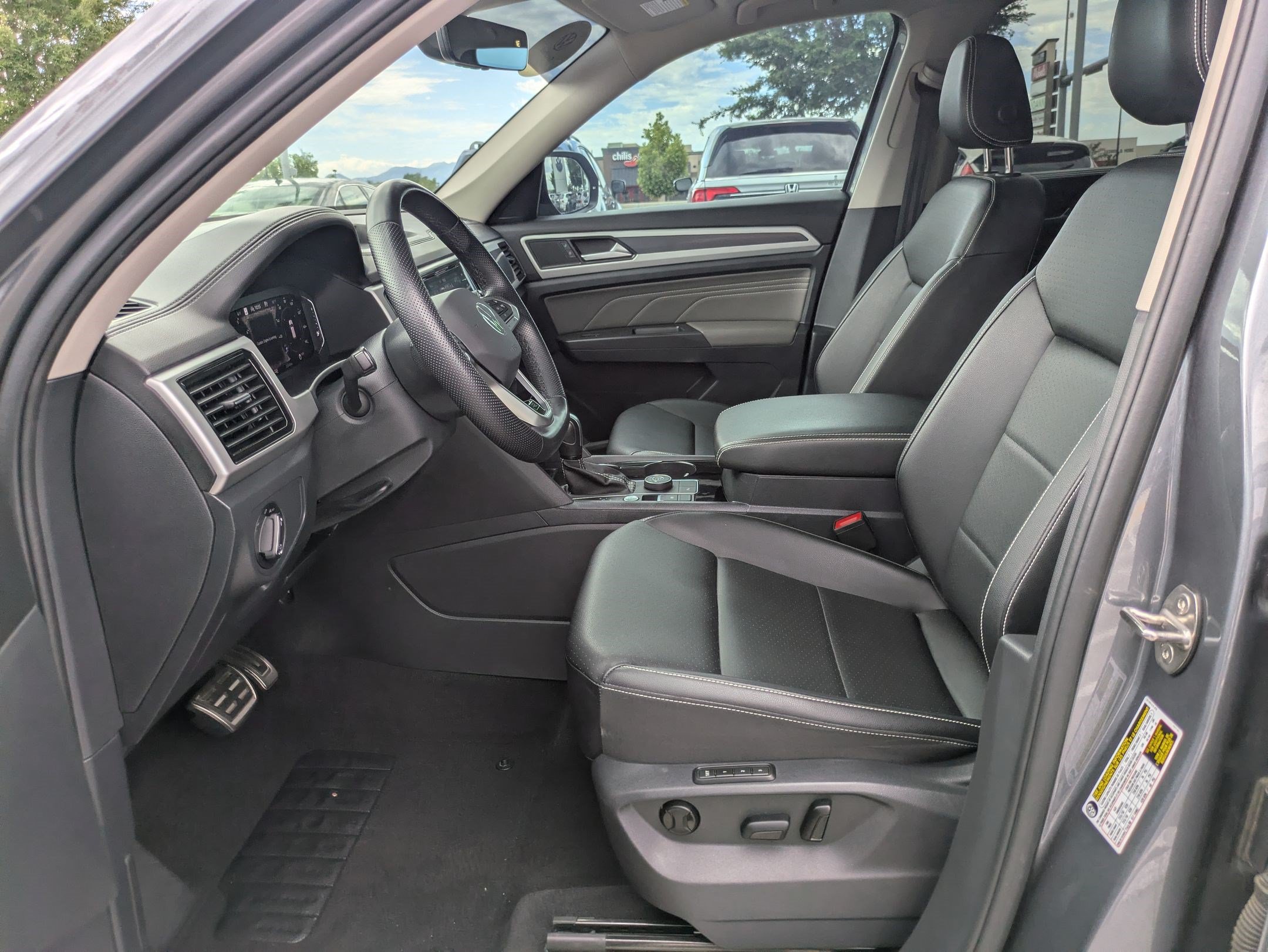 Certified 2023 Volkswagen Atlas SEL R-Line AWD/4WD image 18