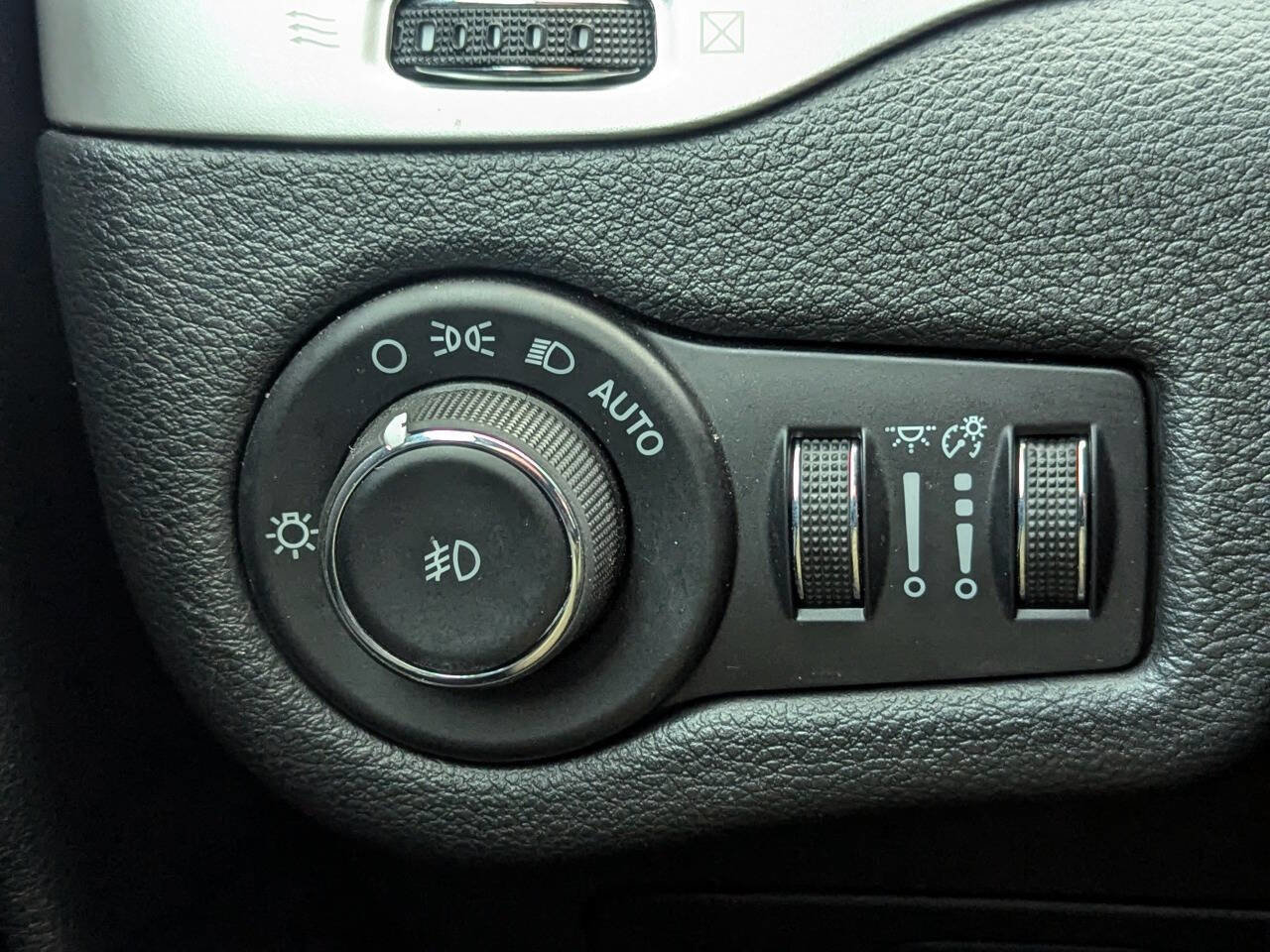 Used 2016 Jeep Cherokee Trailhawk w/ Cold Weather Group image 27