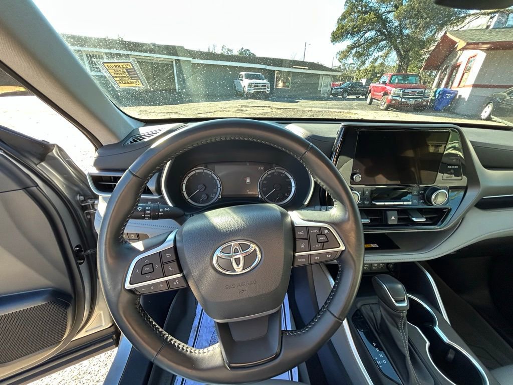 Used 2023 Toyota Highlander XLE image 30