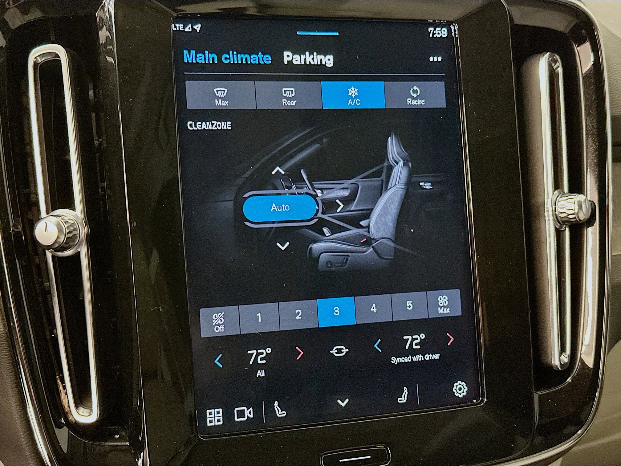 Used 2024 Volvo XC40 B5 Plus image 24