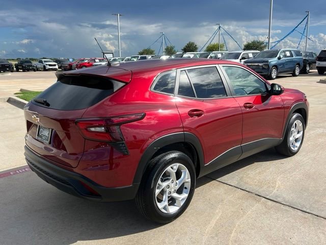 Used 2025 Chevrolet Trax LS w/ LS Convenience Package FWD image 4