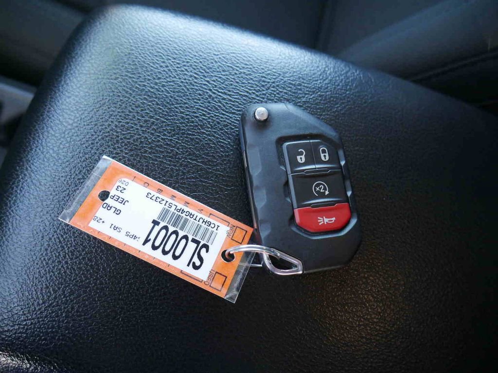 Certified 2023 Jeep Gladiator Willys image 29