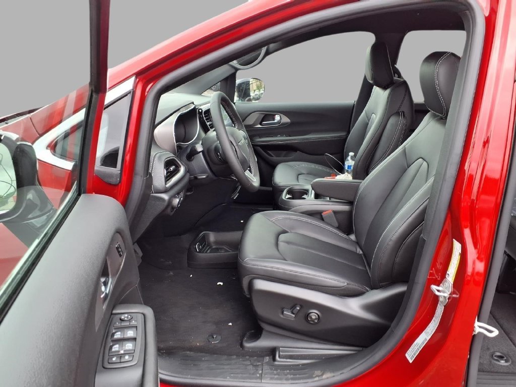 New 2027 Chrysler Pacifica Select FWD image 19