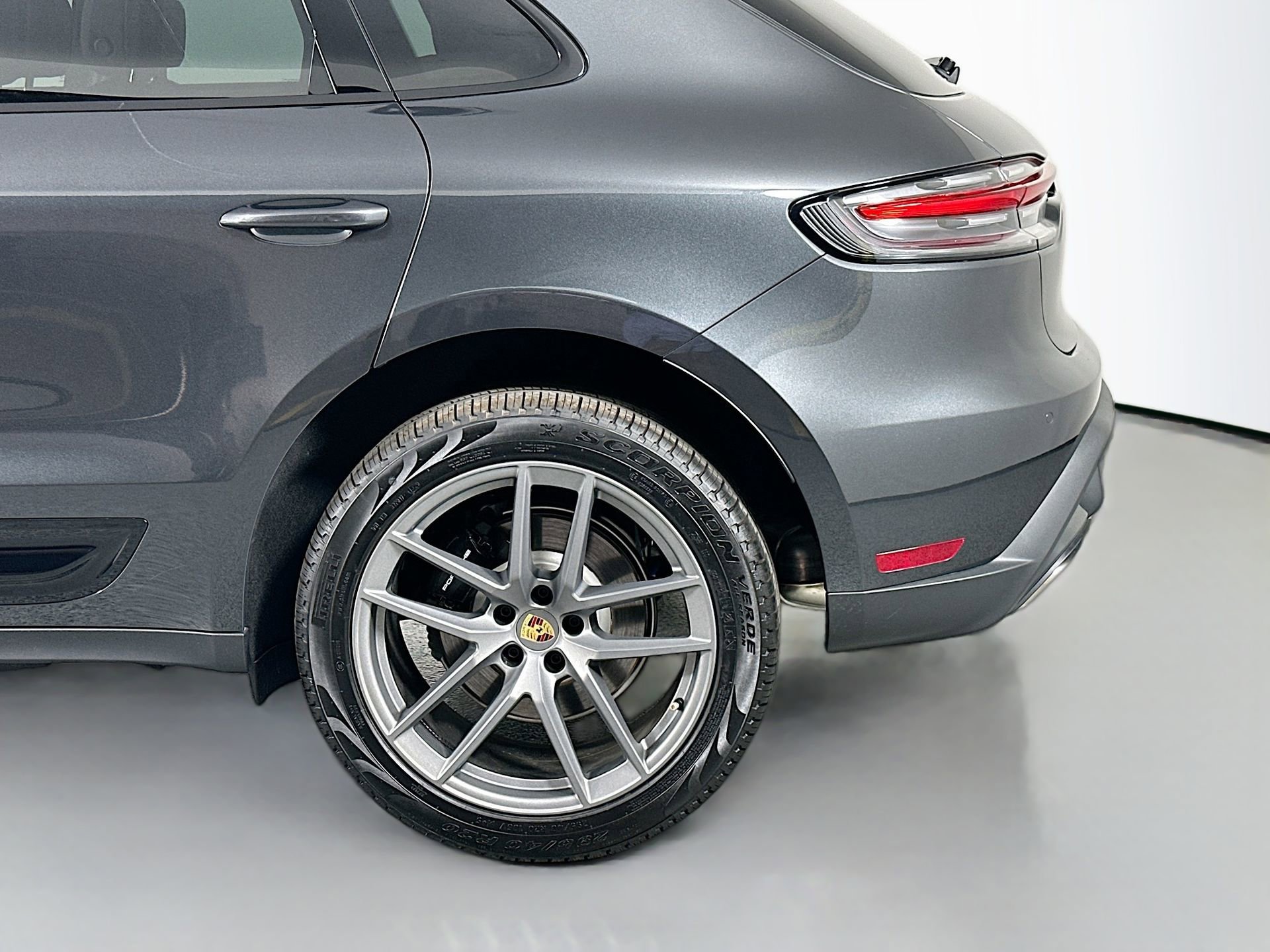 Certified 2025 Porsche Macan image 12