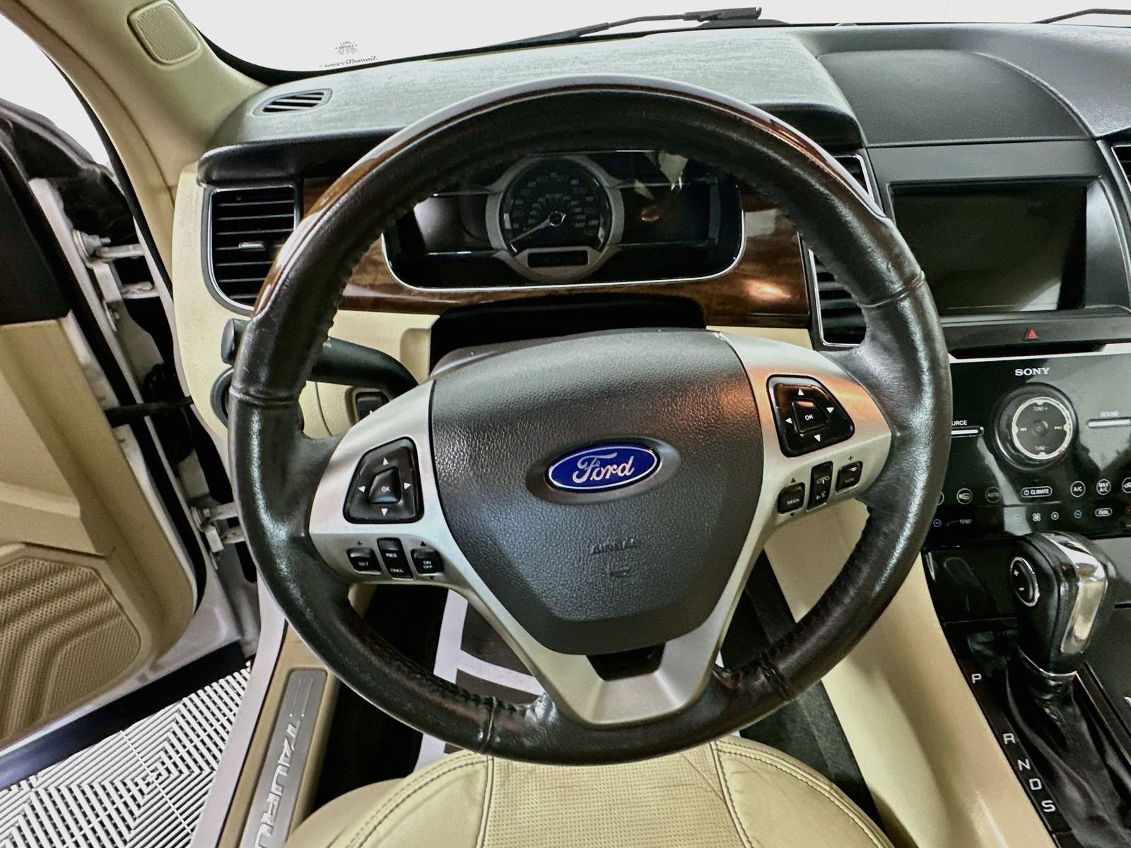 Used 2016 Ford Taurus Limited w/ Equipment Group 301A FWD image 11
