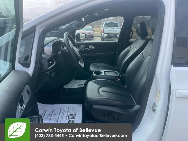Used 2024 Chrysler Pacifica Select image 13