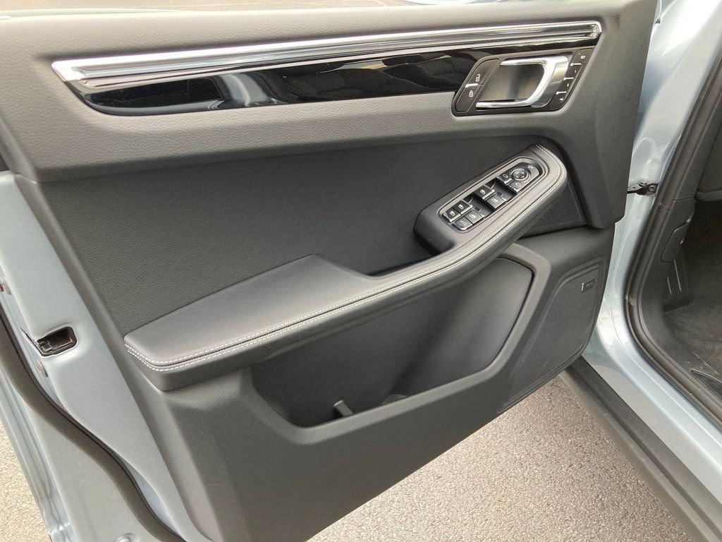 Used 2025 Porsche Macan AWD/4WD image 15