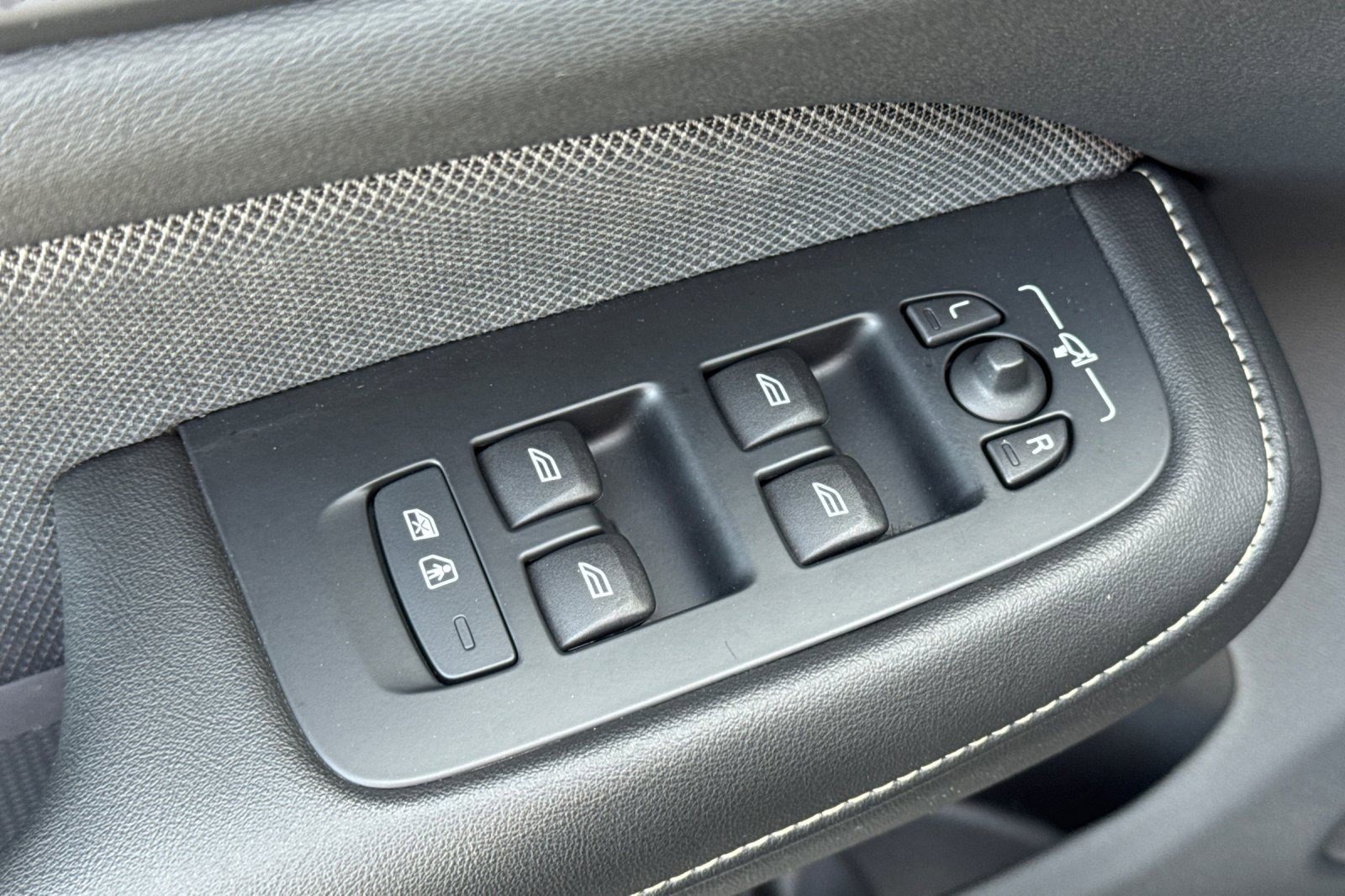 Used 2024 Volvo S60 B5 Plus w/ Climate Package image 13