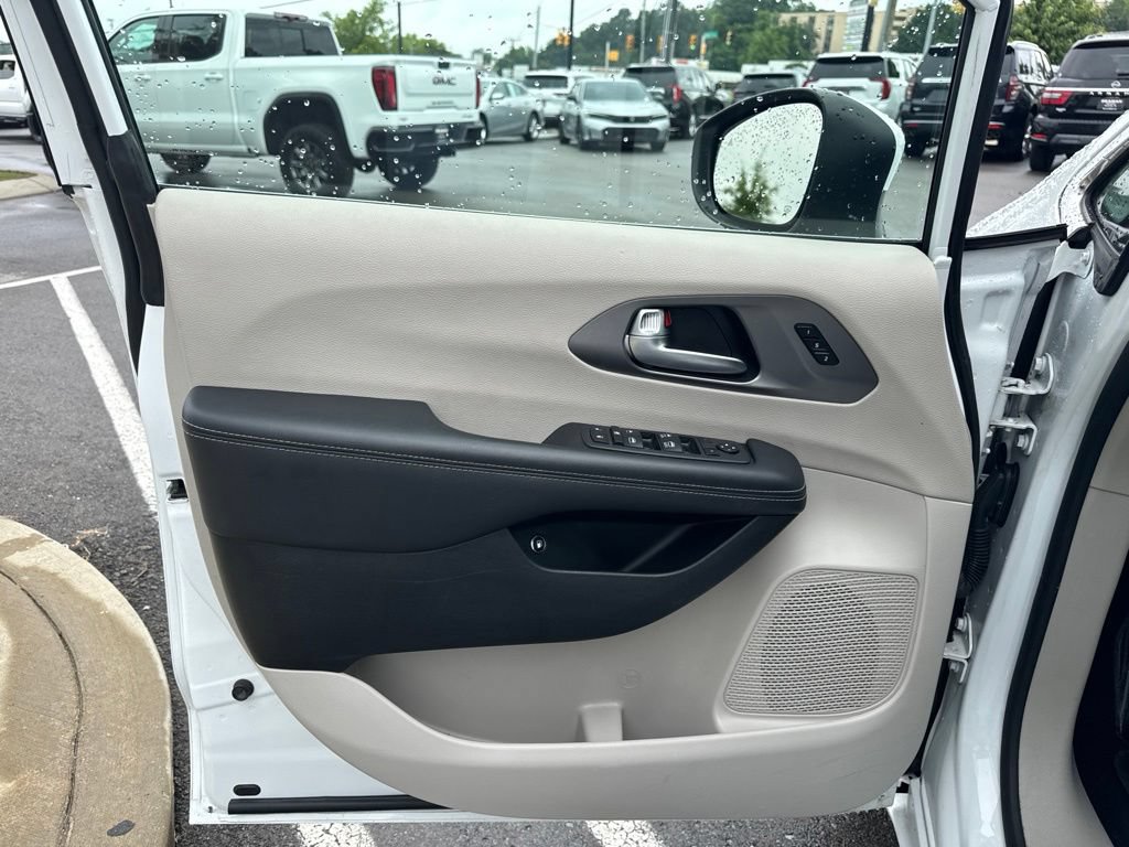 Used 2023 Chrysler Pacifica Touring-L FWD image 9
