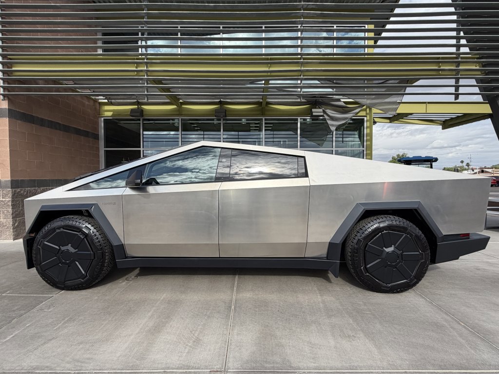 Used 2024 Tesla Cybertruck AWD Crew Cab image 7