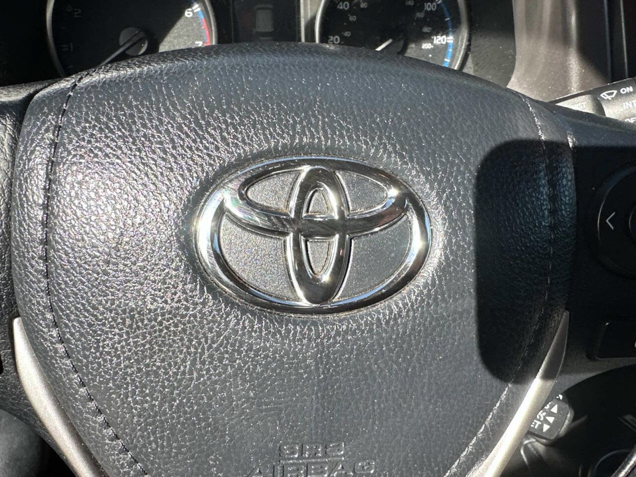 Used 2018 Toyota RAV4 LE image 18