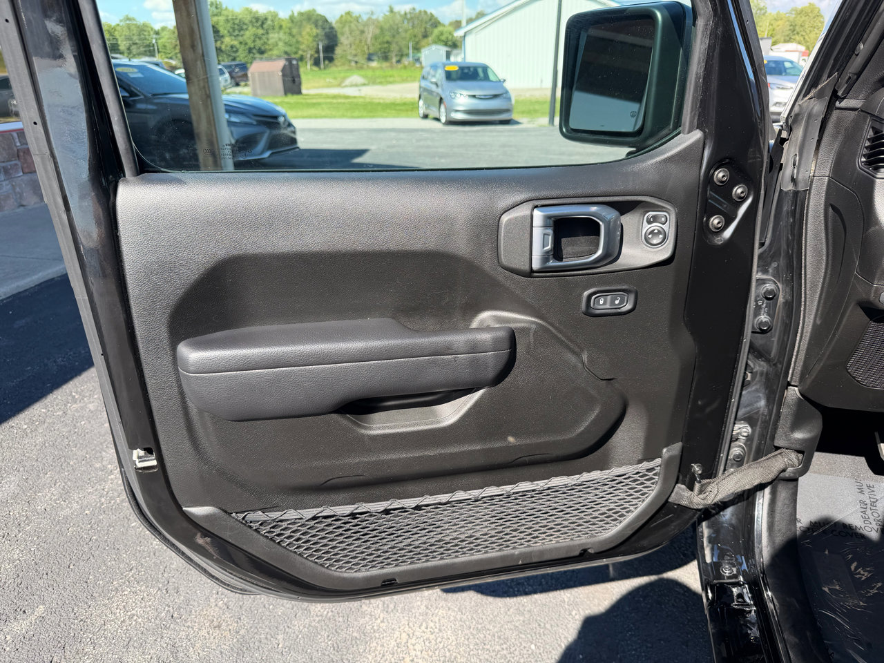 Used 2024 Jeep Wrangler Unlimited image 12