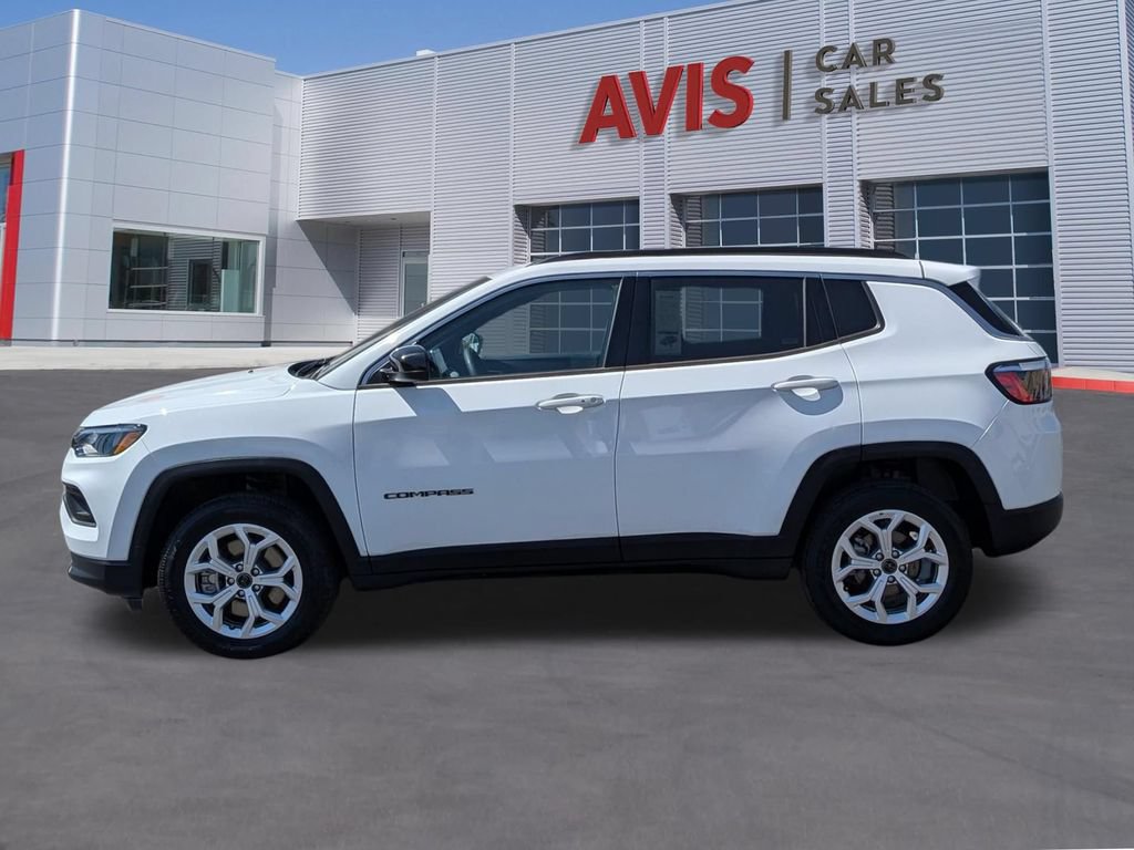 Used 2025 Jeep Compass Latitude w/ Sun & Sound Group AWD/4WD image 10