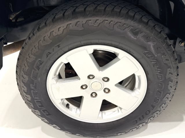 Used 2012 Jeep Wrangler Unlimited Sahara w/ Connectivity Group AWD/4WD image 10