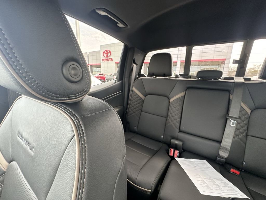 Used 2024 GMC Canyon Denali image 12
