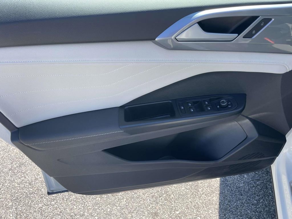 Used 2025 Volkswagen Taos SEL AWD/4WD image 15